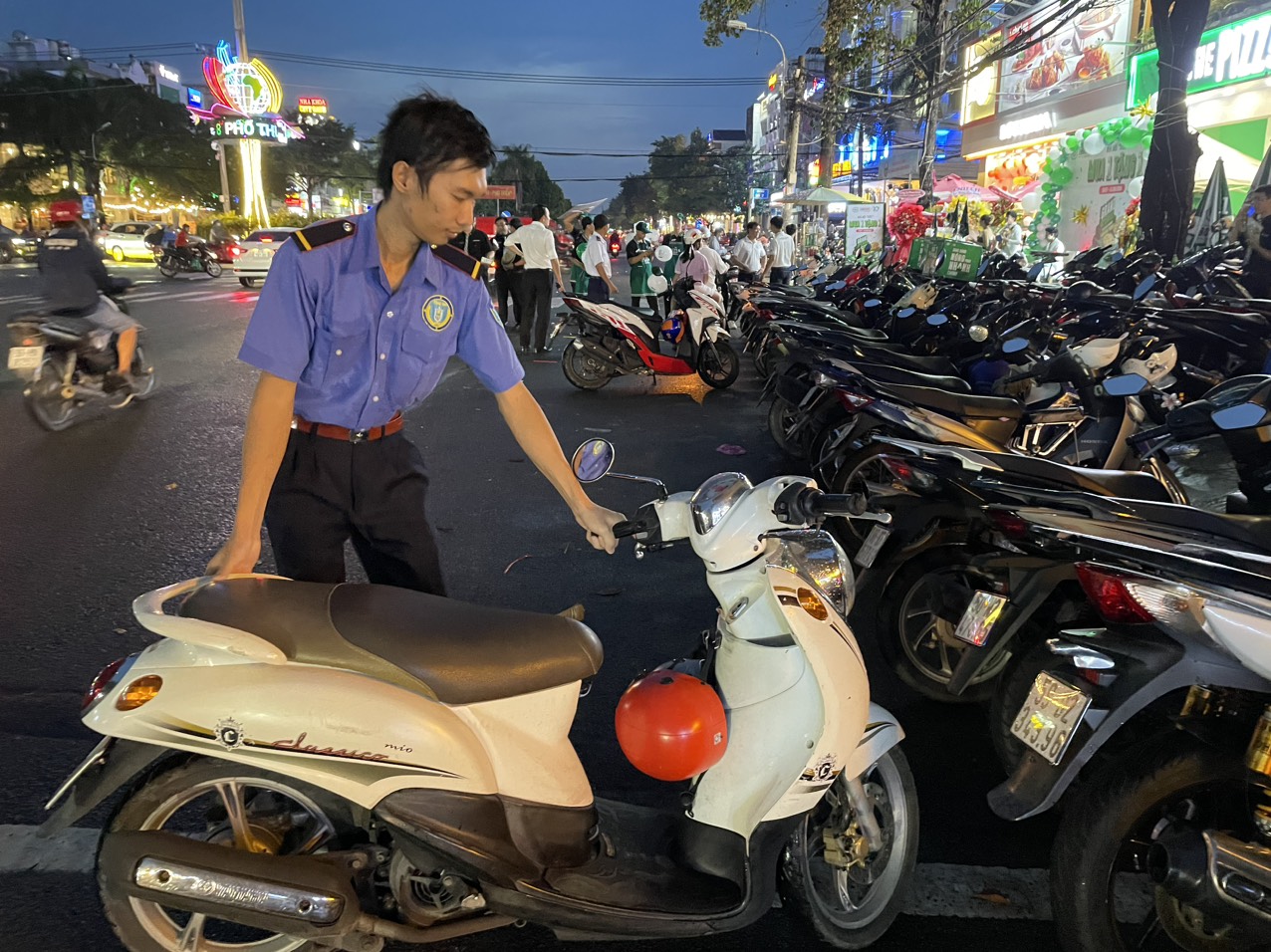 giá thuê bảo vệ giữ xe