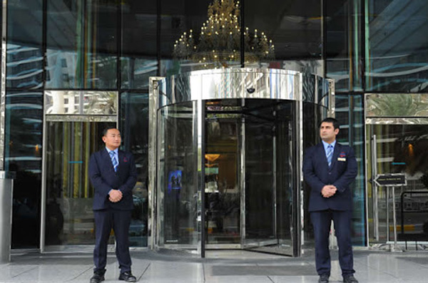 Nhân viên bảo vệ khách sạn